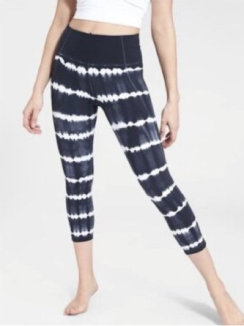 Athleta Tie Dye Salutation Capri Blue White Yoga Workout Crop Leggings Womens M